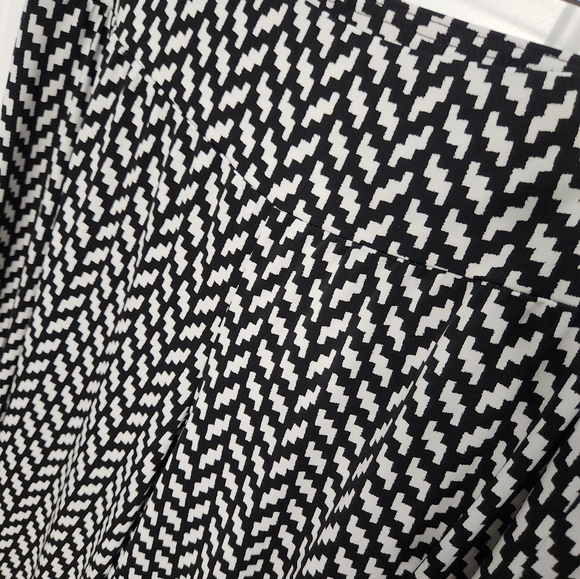 Karen Kane Woman Black and White Stretch Leisure Pants Size 1X Plus - Picture 2 of 5